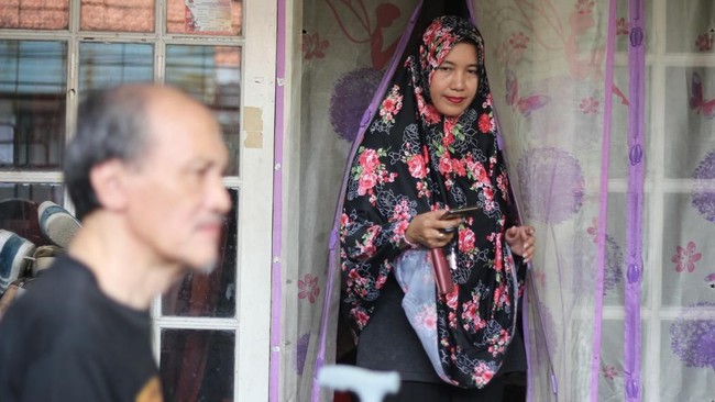 Elvira yang dulunya seorang ibu rumah tangga biasa rela banting tulang untuk memenuhi kebutuhan keluarganya sehari-hari dengan menjadi driver GrabCar.