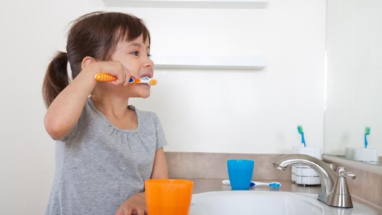 Little girl getting ready in the morning