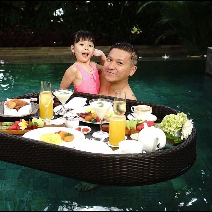 Kalau orang lain menikmati <em>floating breakfast</em> sama pasangan, Gading menikmati <em>floating breakfast</em> bersama putri tercintanya. (Foto: Instagram @gadiiing)