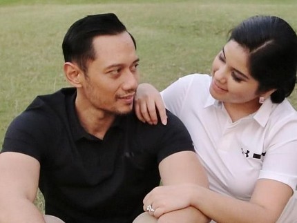 Romantis! Annisa Pohan Ultah, AHY Unggah Foto Pangku Sang Istri