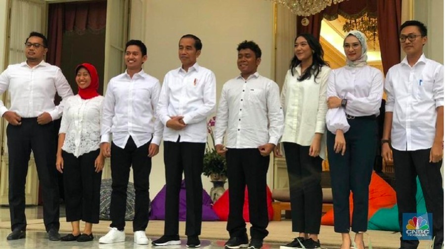 Nama Putri Tanjung langsung menjadi trending topik usai terpilih sebagai staf khusus Presiden Jokowi.