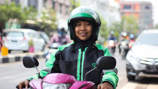 Dewi yang mulanya bekerja di sebuah perusahaan beralih ke pekerjaan lain menjadi mitra driver GrabBike demi terus menghidupi keluarganya.