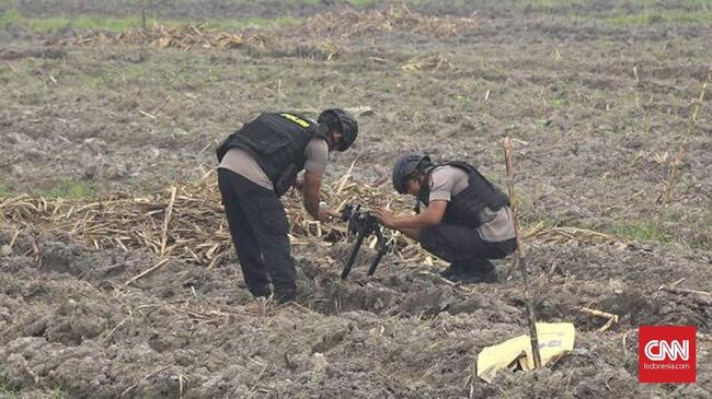 Gegana Musnahkan Bom Rakitan Milik Terduga Teroris Sumut Jibom Polda Sumut memusnahkan bom rakitan yang sebelumnya dikubur di dalam tanah dekat tambak udang oleh terduga teroris di Belawan, Sumut.