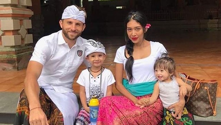Beberapa momen manis antara Ilija Spasojevic dan mendiang sang istri, Lelhy Spasojevic yang meninggal hari Rabu (20/11) versi Insertlive.