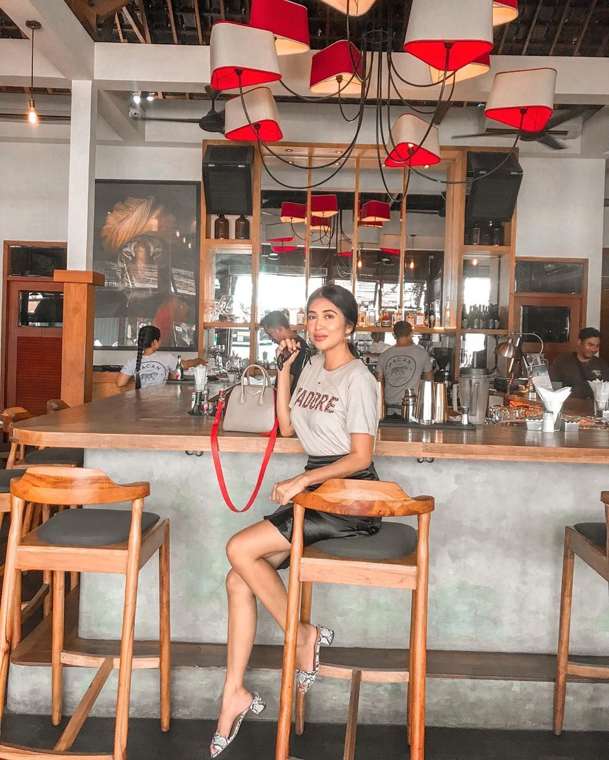 Istri penyerang klub Bali United&comma; Ilija Spasojevic&comma; Lelhy Spasojevic meninggal dunia pada Rabu &lpar;20&sol;11&rpar;&period; Berikut ini potret cantiknya semasa hidup&period;