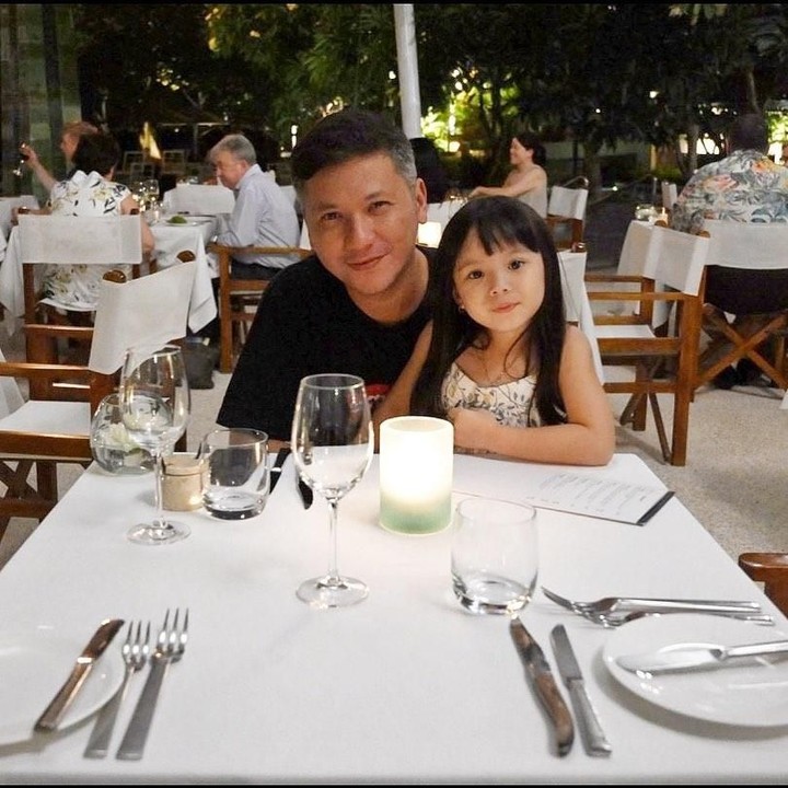 Gading juga mengajak Gempi untuk makan malam bersama. Makan malam dengan nuansa serba putih yang romantis bersama anak, kenapa enggak? (Foto: Instagram @gadiiing)