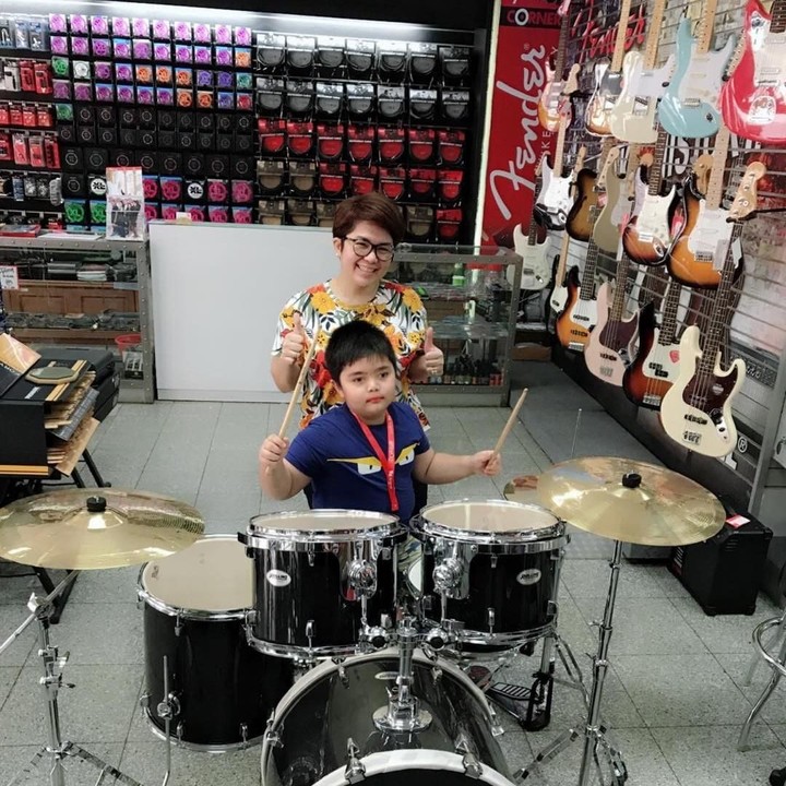 Enggak mau kalah dengan sang ibu, Joshua sepertinya punya bakat main di bidang musik nih, Bun. (Foto: Instagram/ @joydestinytobing)