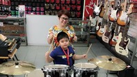 Enggak mau kalah dengan sang ibu, Joshua sepertinya punya bakat main di bidang musik nih, Bun. (Foto: Instagram/ @joydestinytobing)
