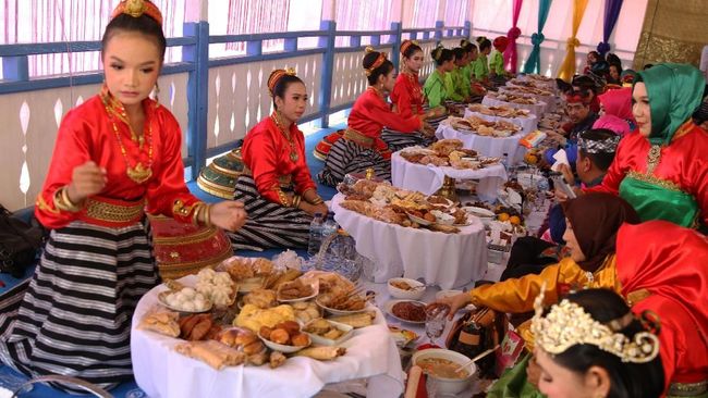 Tradisi pakande-kandea awalnya berupa penyambutan laskar perang Kerajaan Buton oleh gadis desa.