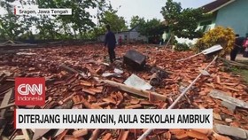 VIDEO: Diterjang Hujan Angin, Aula Sekolah Ambruk