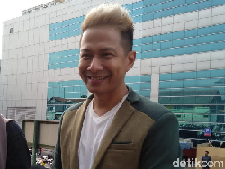 Delon Wajib Bersama Keluarga saat Imlek