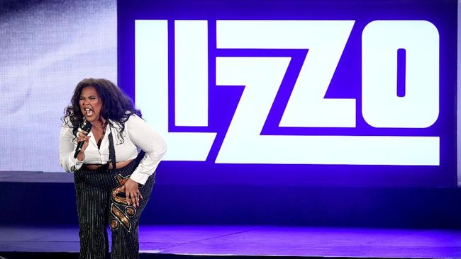 Lizzo tulis "saya berhenti" di medsos setelah berbulan-bulan dirujak netizen dan terjerat dugaan pelecehan yang diajukan mantan penari.