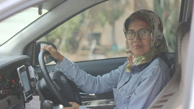 Di usianya yang telah memasuki kepala lima, Sawitri masih gigih mencari peruntungan sebagai mitra pengemudi GrabCar demi menghidupi ketiga anaknya.