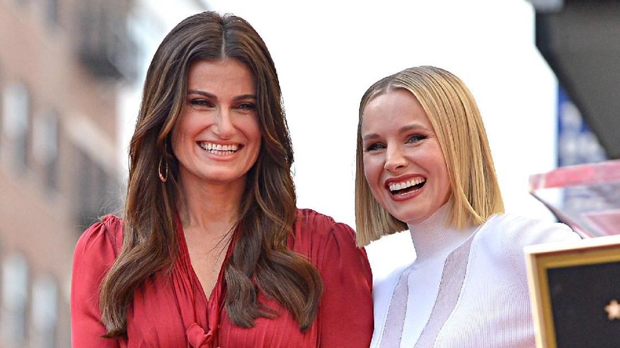 Pengisi suara karakter Elsa, Idina Menzel, dan pengisi suara karakter Anna, Kristen Bell, dianugerahi penghargaan di Hollywood Walk of Fame.