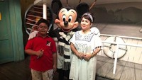 Ini momen keseruan keduanya saat liburan ke Disneyland Park di California, Amerika Serikat beberapa waktu lalu. (Foto: Instagram/ @joydestinytobing)