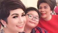<div>Kali ini, wanita 39 tahun itu menghabiskan waktu bersama sang ibu dan buah hatinya tercinta. (Foto: Instagram/ @joydestinytobing)</div>