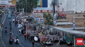 PDIP Minta Anies Cari Lahan untuk PKL, Bukan di Trotoar