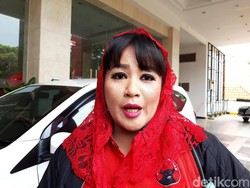 Protes soal Revitalisasi Monas dan Banjir, Dewi Tanjung Demo di Balai Kota