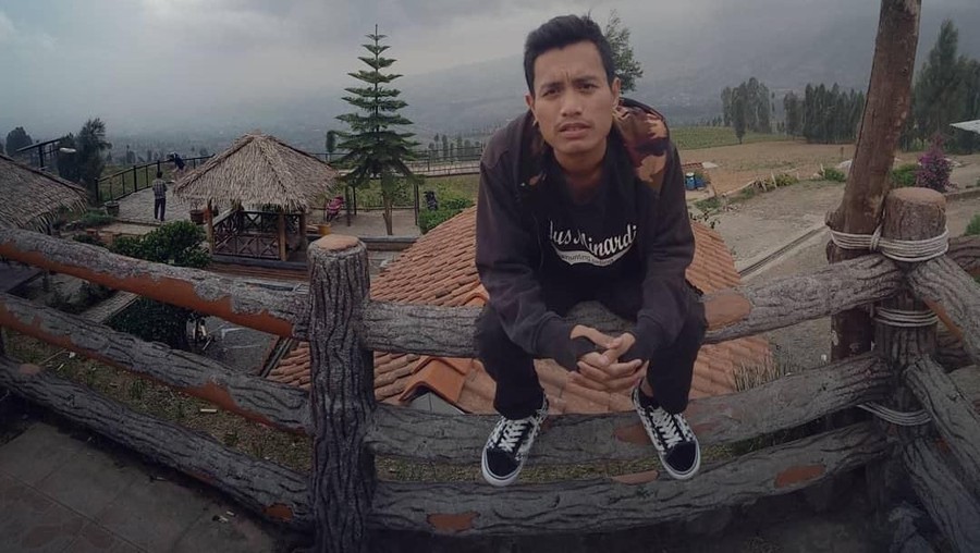 Tendang Kakek di Kendal, Akun YouTube Iyus Sinting Sarat Konten Porno Akun YouTube Iyus Sinting, pemuda asal Kendal, Jawa Tengah, yang tega menendang kakek sendiri.