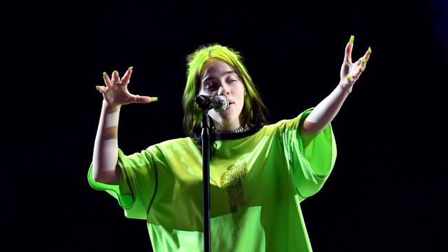 Billie Eilish jadi penyanyi termuda dalam sejarah lagu tema James Bond. Saat ini belum ada bocoran lebih lanjut soal judul lagu No Time to Die itu.
