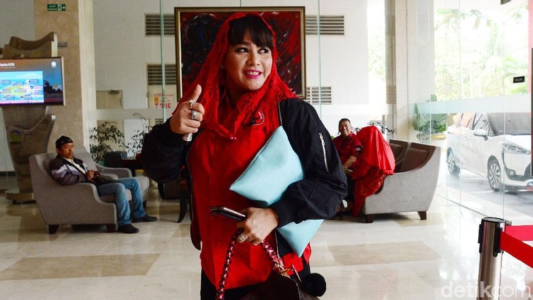 Simak 5 fakta Dewi Tanjung yang ramai dibicarakan netizen usai pelaku kasus penyiraman air keras pada Novel Baswedan berhasil ditangkap. Seperti apa sosoknya?