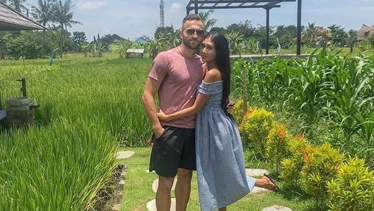 Beberapa momen manis antara Ilija Spasojevic dan mendiang sang istri, Lelhy Spasojevic yang meninggal hari Rabu (20/11) versi Insertlive.