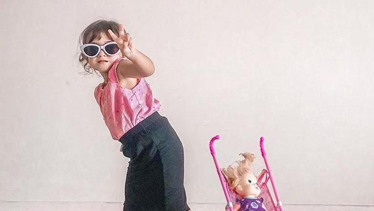 Beberapa potret manis dua anak Lelhy dan Ilija Spasojevic. Foto-foto mereka sangat menggemaskan.