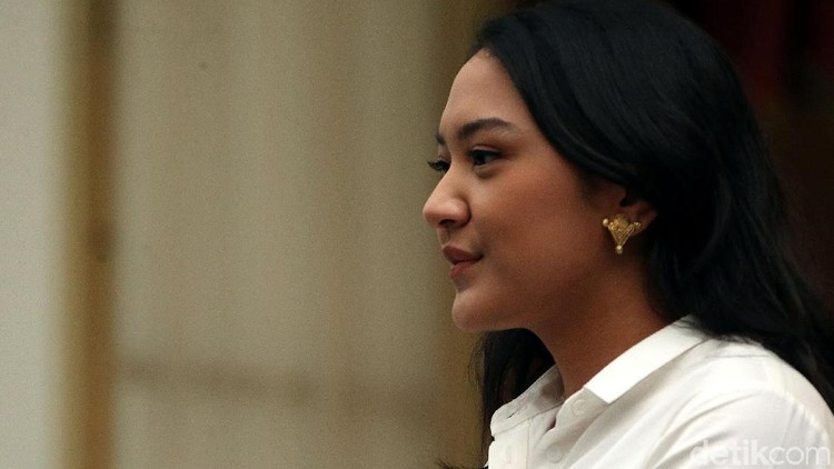 Putri Tanjung resmi ditunjuk menjadi salah satu staf khusus Presiden Joko Widodo (Jokowi). Senyum menghiasi bibirnya saat diperkenalkan sebagai Stafsus Jokowi.