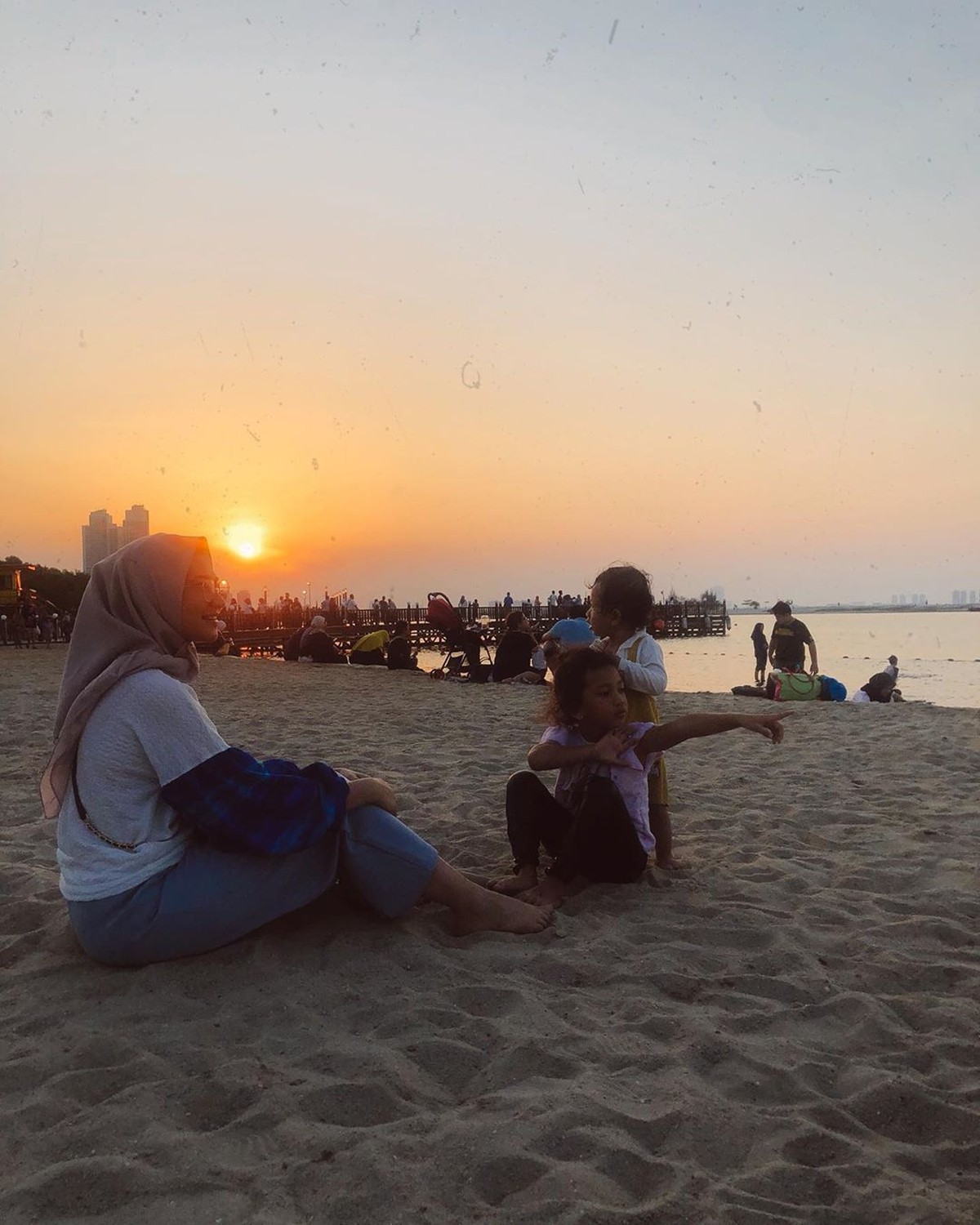 Angkie Yudistia jadi sorotan setelah menjadi salah satu staf khusus Presiden Jokowi dengan keterbatasan mendengar&period; Keluarga kecilnya pun ikut tersorot&period;