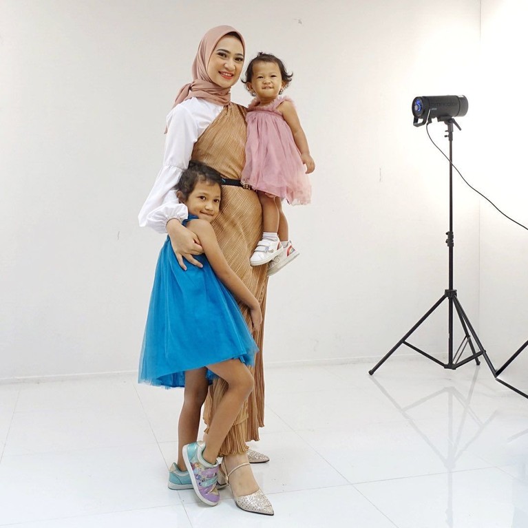 Jadi Staf Khusus Jokowi, Ini Potret Keluarga Kecil Angkie Yudistia Angkie Yudistia jadi sorotan setelah menjadi salah satu staf khusus Presiden Jokowi dengan keterbatasan mendengar. Keluarga kecilnya pun ikut tersorot.
