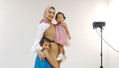 Jadi Staf Khusus Jokowi, Ini Potret Keluarga Kecil Angkie Yudistia Angkie Yudistia jadi sorotan setelah menjadi salah satu staf khusus Presiden Jokowi dengan keterbatasan mendengar. Keluarga kecilnya pun ikut tersorot.