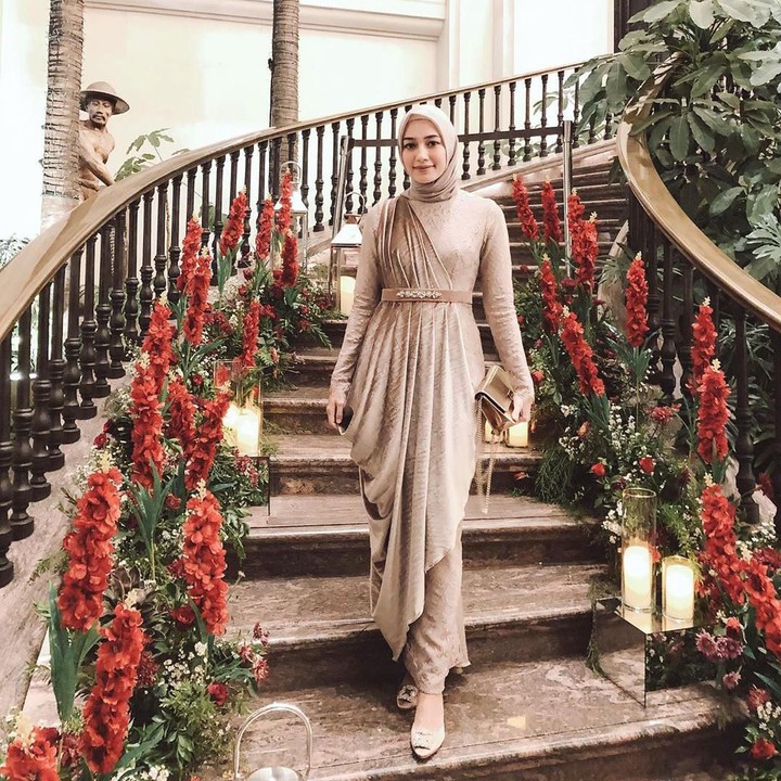 Nah kalau yang ini gaya busana kondangan Mega Iskanti saat menghadiri pernikahan sang sahabat, Dian Pelangi. Mega mengenakan gaun rancangan Renzi Lazuardi yang memang dibuat <em>custom</em> untuk seragam <em>bridesmaid</em>.(Foto: Instagram @megaiskanti(