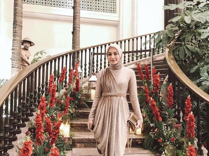 7 Gaya Busana Kondangan Selebgram Mega Iskanti, Simpel dan Elegan