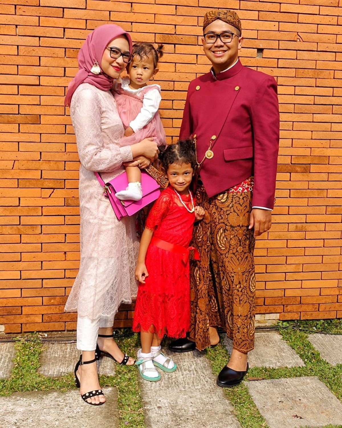 Angkie Yudistia jadi sorotan setelah menjadi salah satu staf khusus Presiden Jokowi dengan keterbatasan mendengar&period; Keluarga kecilnya pun ikut tersorot&period;