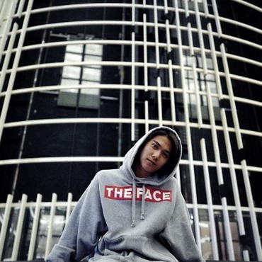 Jalan Kaki Bawa Sandal Jepit Putus, Iqbaal Ramadhan Bikin Heboh Fans