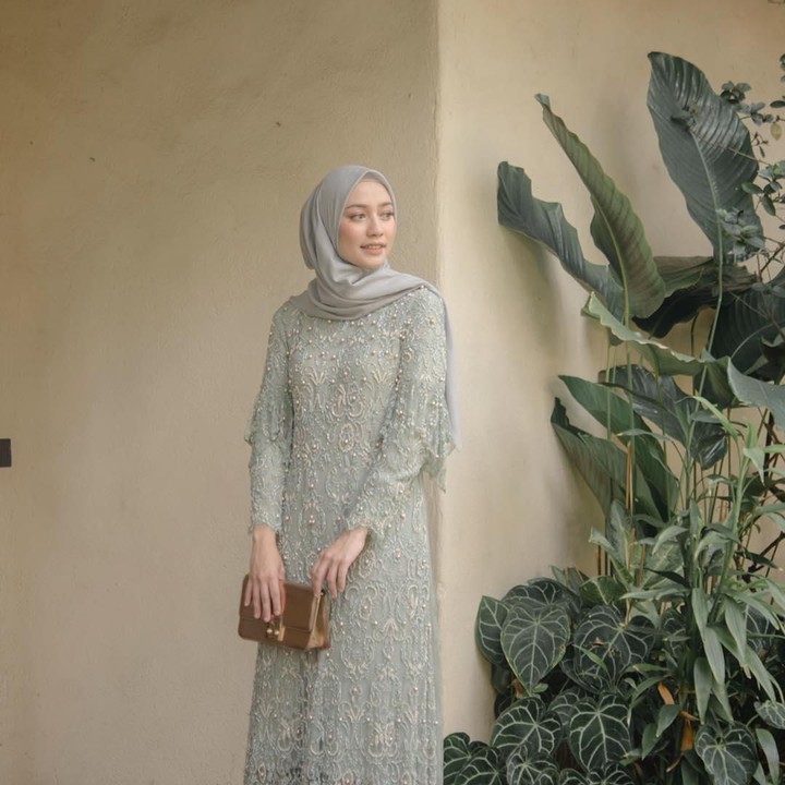 Kain batik cokelat dipadukan dengan kebaya berwarna hijau muda untuk busana kondangan, kenapa tidak? Seperti yang dikenakan oleh Mega Iskanti. Ia mengenakan atasan kebaya karya Anis Saffira. (Foto: Instagram @megaiskanti)