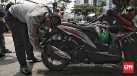 Parkir Liar Kena Sanksi Cabut Pentil Ban di Jakarta