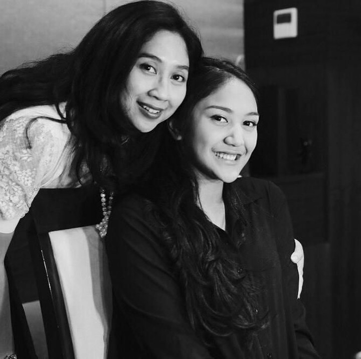 Anak pertama dari Chairul Tanjung dan Anita Ratnasari Tanjung ini beberapa kali mengunggah foto bersama ibunya di media sosial Instagram. Tak lupa, ia juga menyertakan caption yang manis untuk sang ibunda. (Foto: Instagram @putri_tanjung)