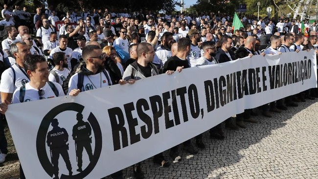 Ribuan polisi di Portugal berdemonstrasi di Ibu Kota Lisbon pada Kamis (21/11) kemarin menuntut kenaikan gaji dan tempat kerja lebih layak.