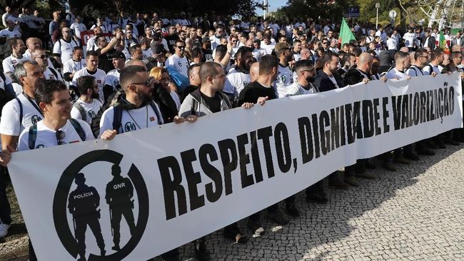 Ribuan Polisi Portugal Demo Tuntut Naik Gaji Ribuan polisi di Portugal berdemonstrasi di Ibu Kota Lisbon pada Kamis (21/11) kemarin menuntut kenaikan gaji dan tempat kerja lebih layak.