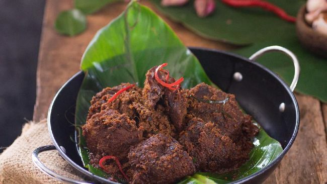 Reputasi rendang memang tak perlu diragukan lagi. Masakan khas Minang ini kembali masuk daftar 50 makanan terbaik di dunia versi CNN tahun 2021.