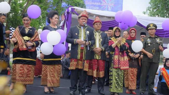Dalam Rapat Paripurna ke-VIII DPRD, Gubernur Sumsel Herman Deru berharap Kabupaten Muara Enim agar lebih maju dan mengalami peningkatan prestasi.