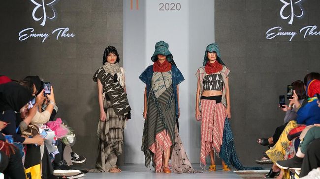 Lewat peragaan busana bertema 'Fashion Revolution', Indonesia Fashion Chamber (IFC) menggaungkan semangat konsep mode berkelanjutan.