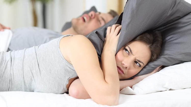 Punya pasangan yang suka ngorok? Segera atasi ya, karena bisa mengganggu hubungan Bunda dengan Ayah.