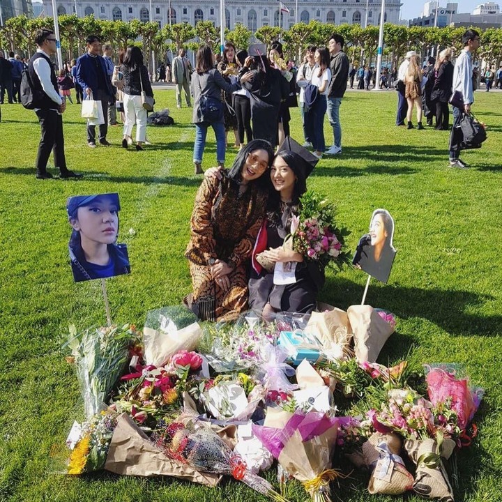 Kalau ini, foto ketika ibunya, bersama ayah dan adiknya menghadiri wisuda Putri Tanjung di California. (Foto: Instagram @putri_tanjung)