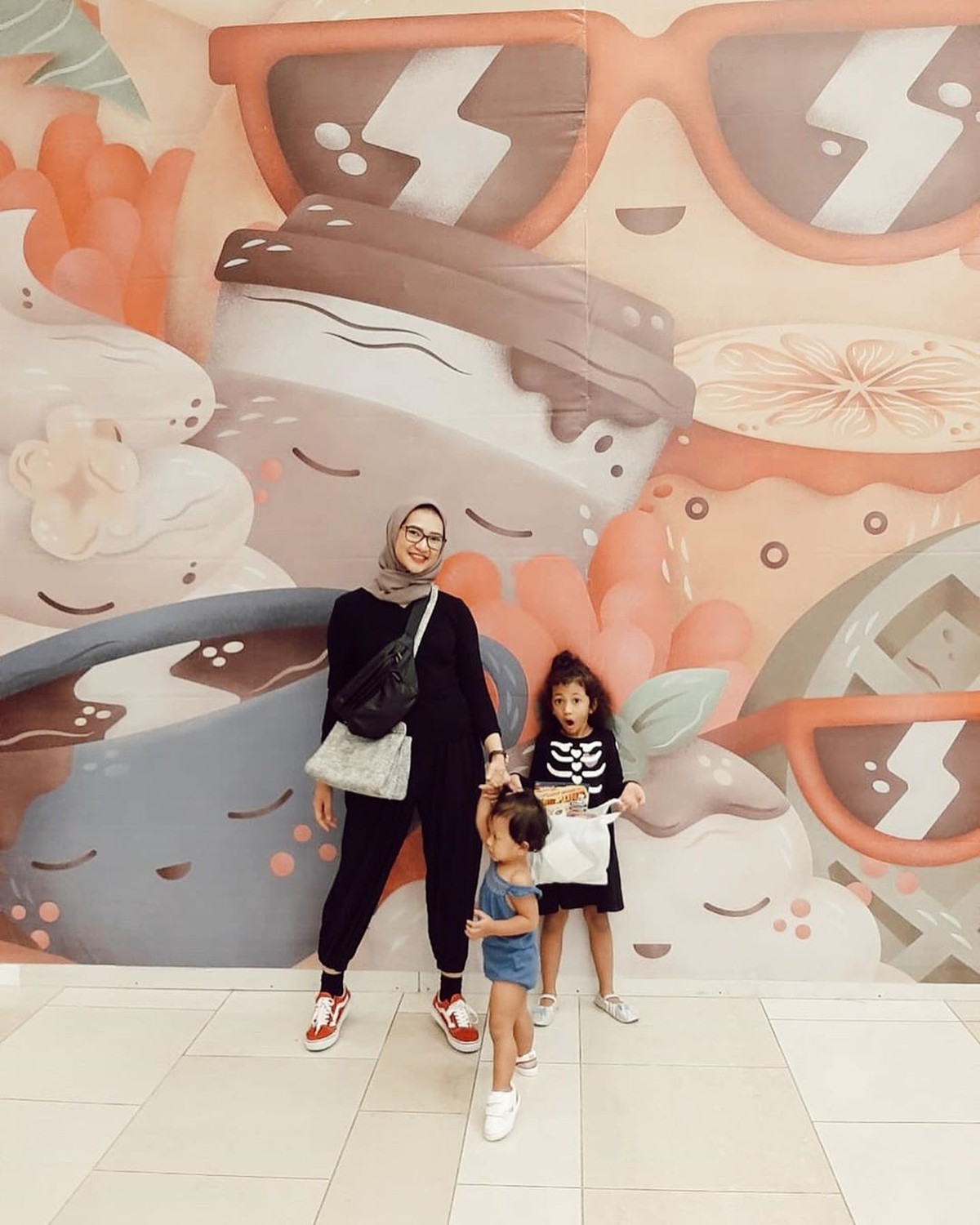 Angkie Yudistia jadi sorotan setelah menjadi salah satu staf khusus Presiden Jokowi dengan keterbatasan mendengar&period; Keluarga kecilnya pun ikut tersorot&period;