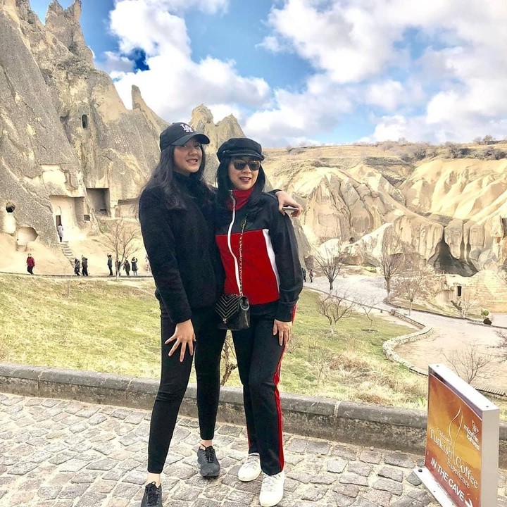 Dalam beberapa kesempatan liburan, Putri Tanjung dan Anita Tanjung juga sering berfoto berdua seperti ini. (Foto: Instagram @anita_chairultanjung)