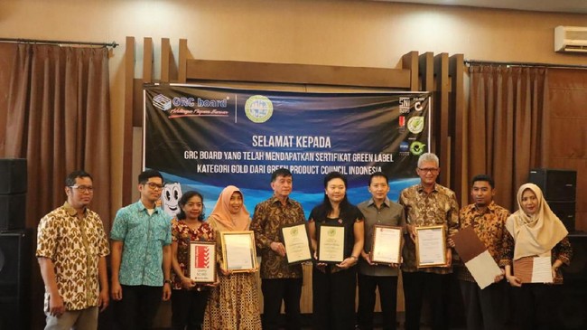 Produsen papan semen GRC board berhasil mendapatkan sertifikat Green Label kategori Gold dari lembaga GPCI karena produknya lulus kriteria ramah lingkungan.