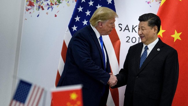 China's President Xi Jinping (R) greets US President Donald Trump before a bilateral meeting on the sidelines of the G20 Summit in Osaka on June 29, 2019. (Photo by Brendan Smialowski / AFP)