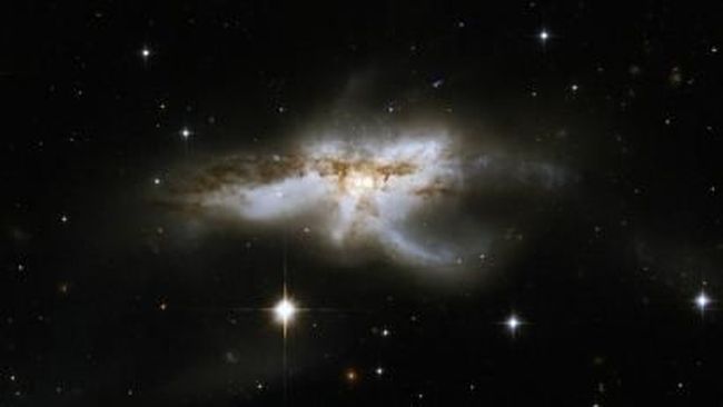 Tiga Lubang Hitam Super Masif Ditemukan di Galaksi Aneh